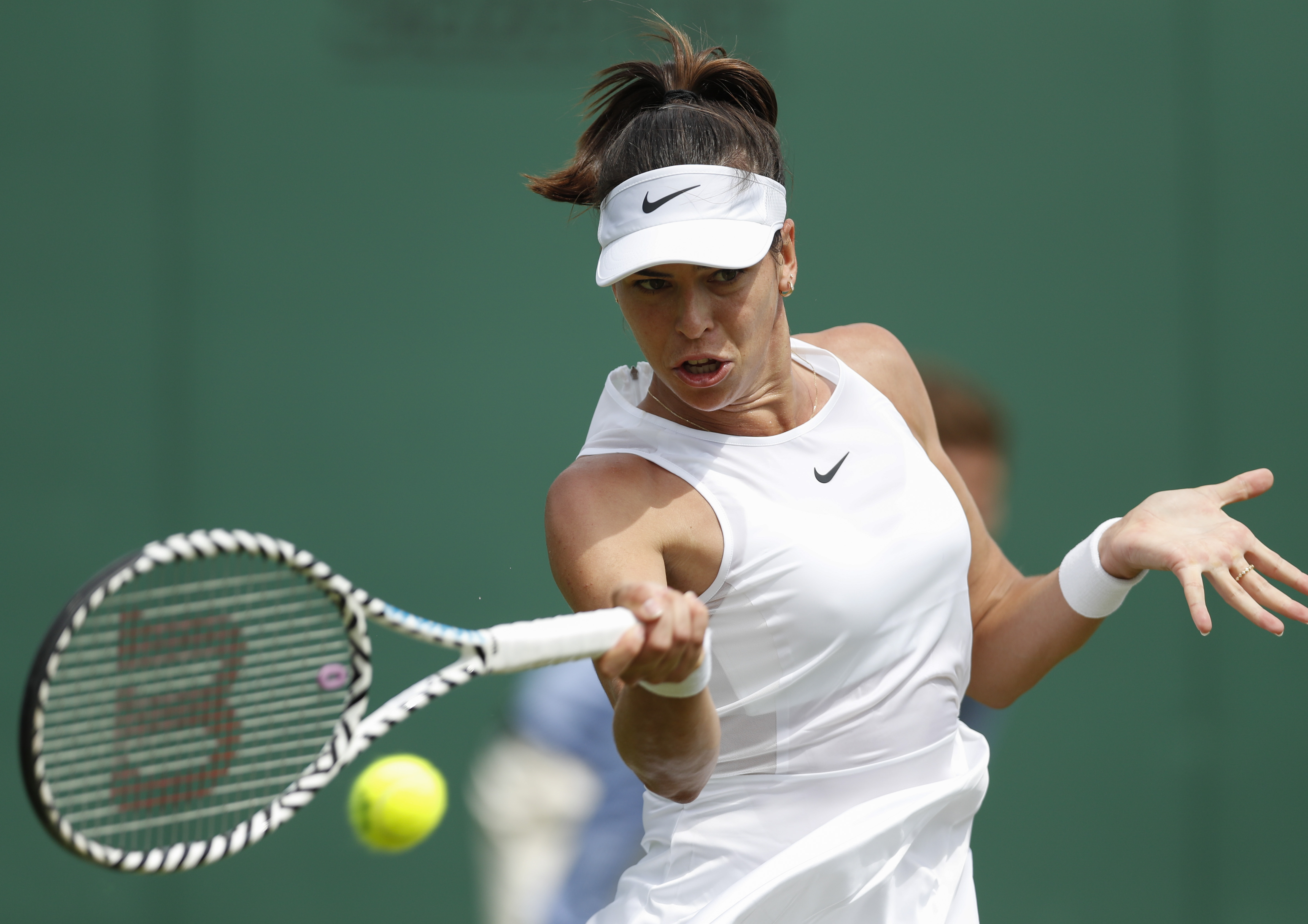 阿扎伦卡在日本队比赛中出色防守，关键助攻引发热议！